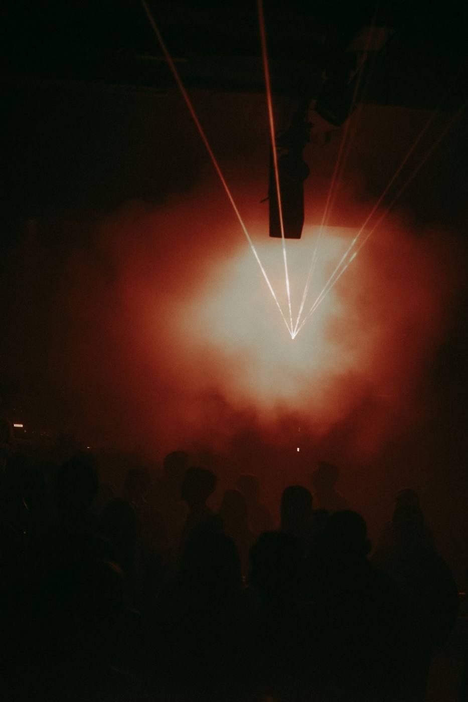 Faisceaux laser dans la fumée rouge