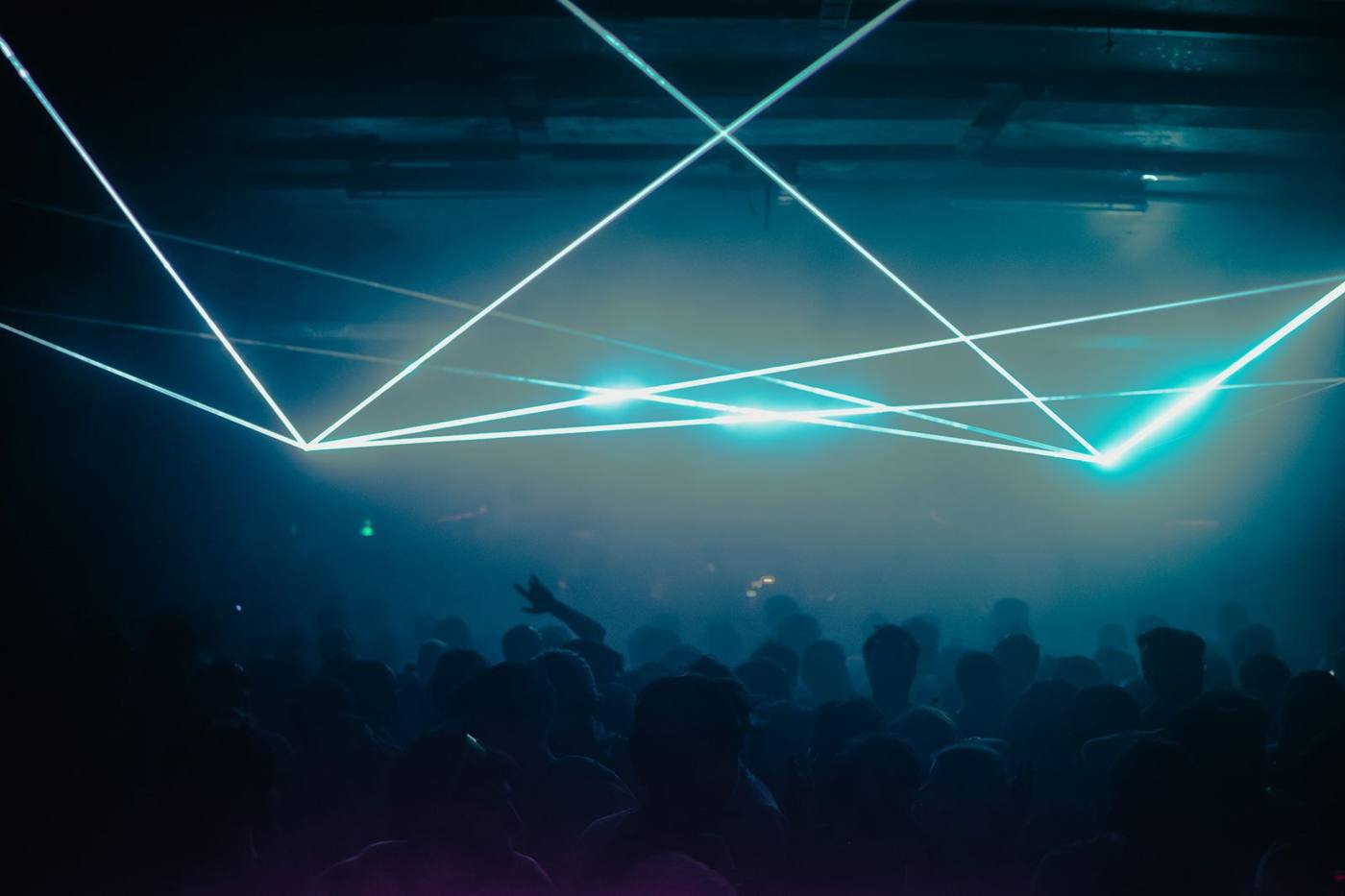 Lignes laser au-dessus de la salle